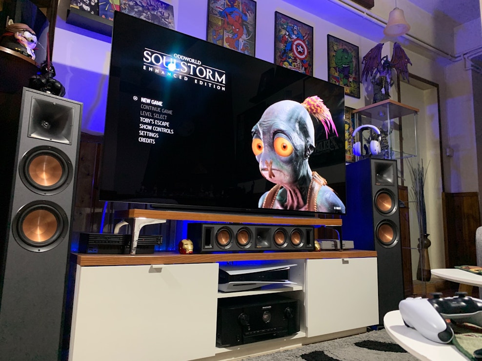 Aristotle-Monday-Showcase-winner-Klipsch-floorstanding-speakers-TV